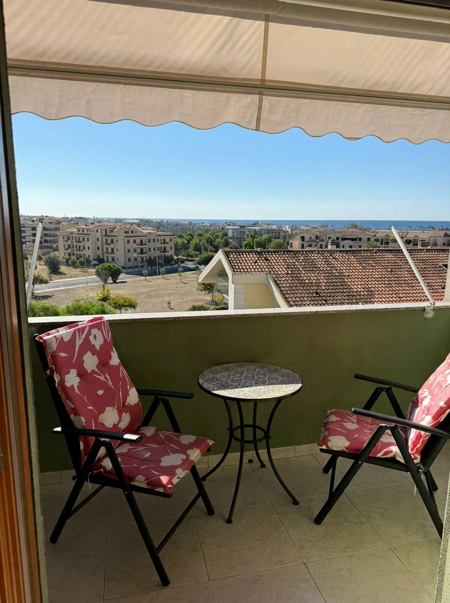Výhled na moře z balkonu apartmánu v Quartu Sant'Elena, Sardinie